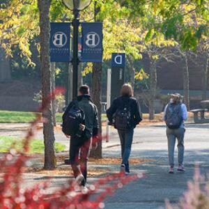 学生们走在BC大学校园里.